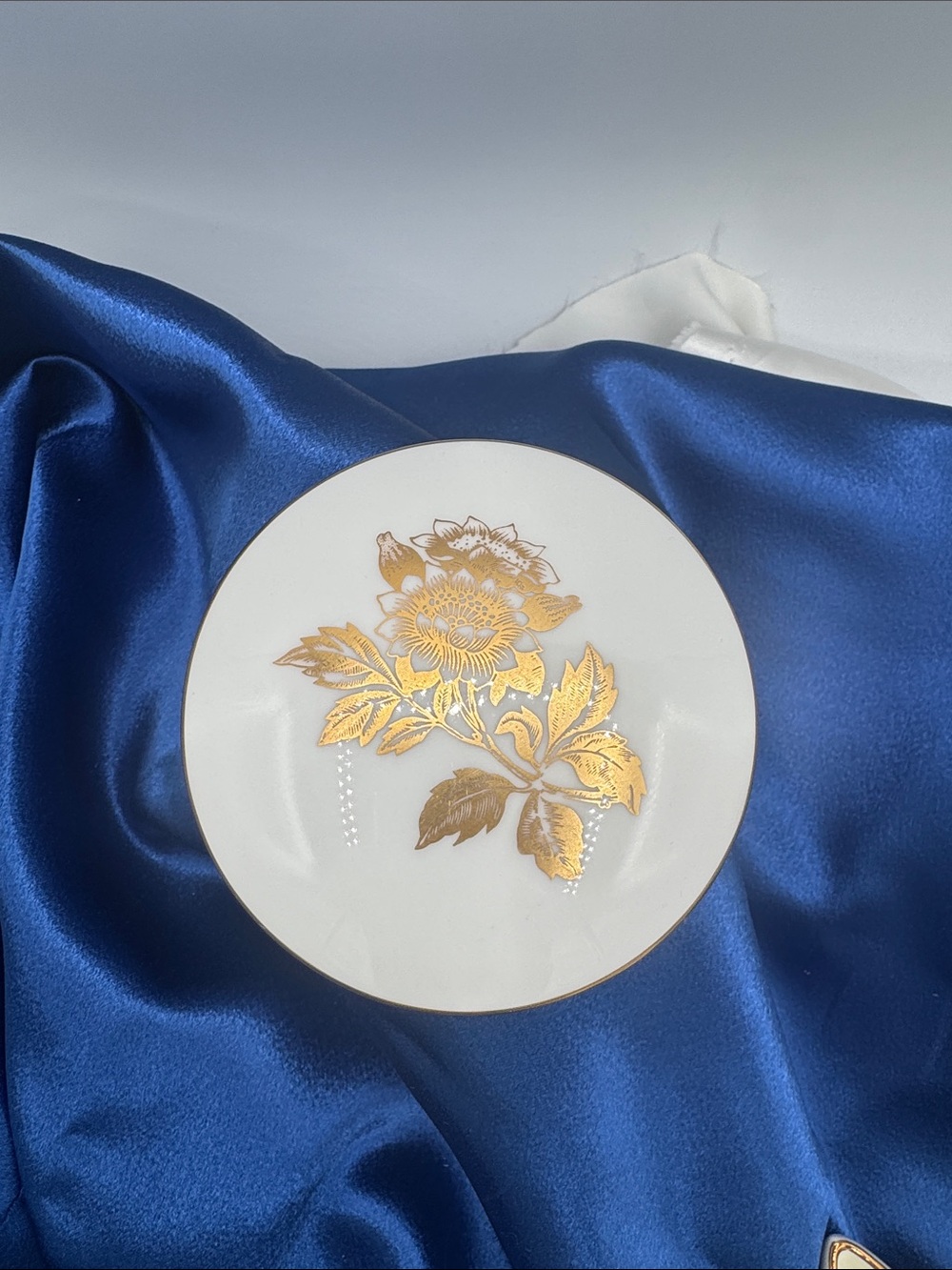 Wedgwood bone china round lidded trinket box in the "Gold Tonquin" pattern.
